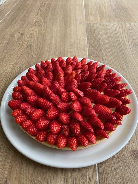 Strawberry tart with pastry cream and shortbread